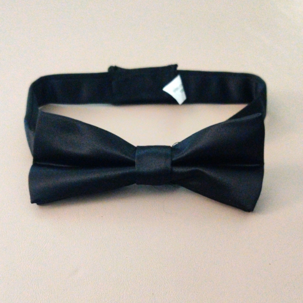 Elegant Young Adult Black Bow Tie
